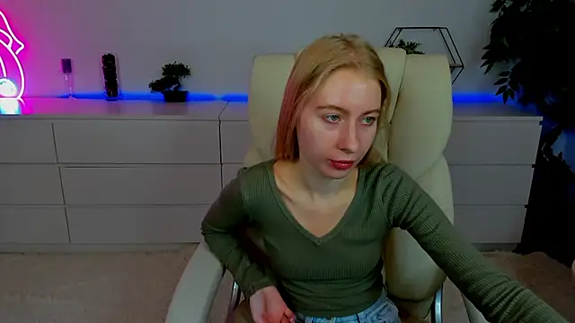 Alina Blonde online show from 16, 10, 2025