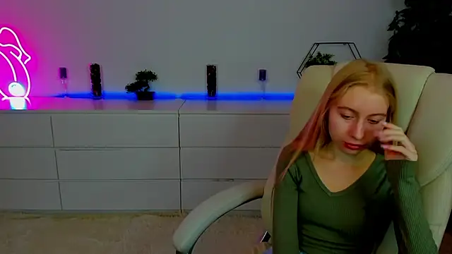 Alina Blonde online show from 15, 10, 2025