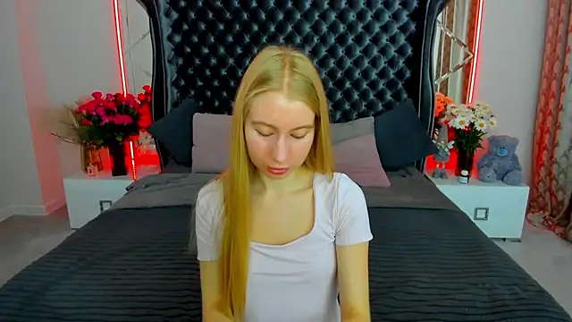 Snapshot of Alina_Blonde chatting on 27, 6, 2026 Alina Blonde online show from 27, 6, 2026