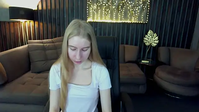 Snapshot of Alina_Blonde chatting on 17, 7, 2026 Alina Blonde online show from 17, 7, 2026