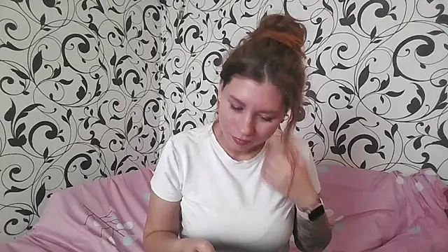 Snapshot of YourEmilie chatting on 8, 10, 2025 YourEmilie online show from 8, 10, 2025