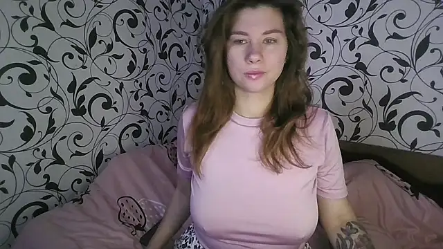 Snapshot of YourEmilie chatting on 8, 11, 2025 YourEmilie online show from 8, 11, 2025