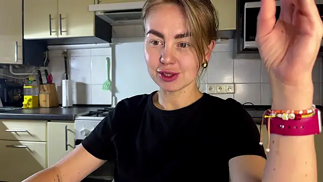 Snapshot of MartaLuna_ chatting on 9, 7, 2026 MartaLuna online show from 9, 7, 2026
