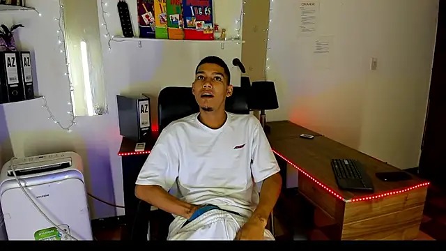 Snapshot of xxKamadevaxx chatting on 25, 11, 2025 xxKamadevaxx online show from 25, 11, 2025