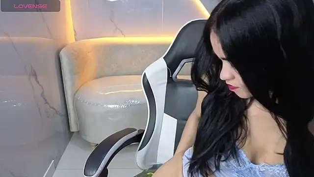 Snapshot of Maia_Tx chatting on 11, 11, 2025 Maia Tx online show from 11, 11, 2025