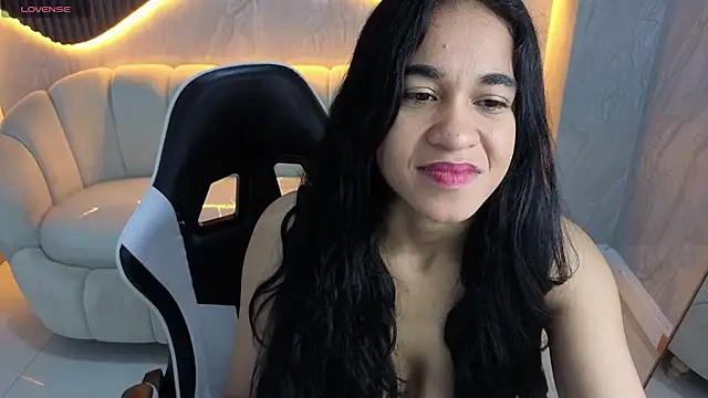 Snapshot of Maia_Tx chatting on 17, 11, 2025 Maia Tx online show from 17, 11, 2025