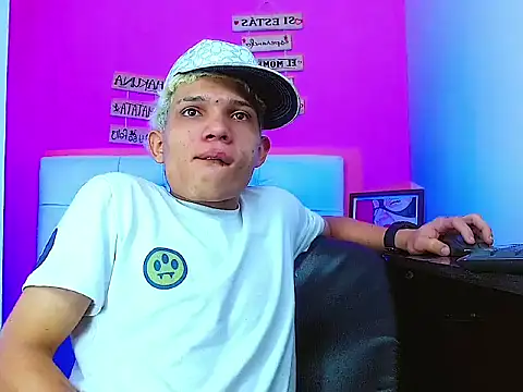 Snapshot of EL_VENEZOLANO_22CM chatting on 29, 10, 2025 EL VENEZOLANO 22CM online show from 29, 10, 2025