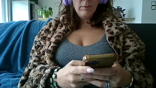 Snapshot of samantaatw chatting on 25, 9, 2025 samantaatw online show from 25, 9, 2025