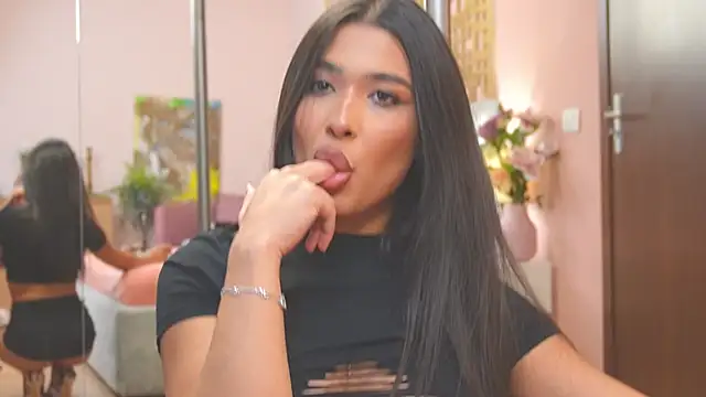 Snapshot of MyaMuse chatting on 5, 10, 2025 MyaMuse online show from 5, 10, 2025