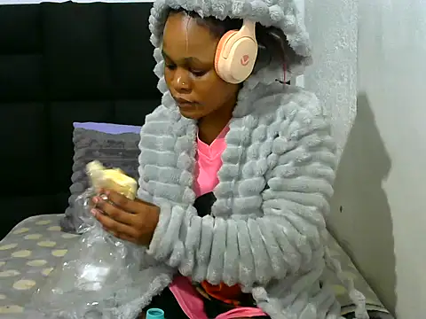 Snapshot of BlondieBitch chatting on 7, 5, 2026 BlondieBitch online show from 7, 5, 2026