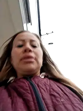 LaraCaliente online show from 9, 10, 2025