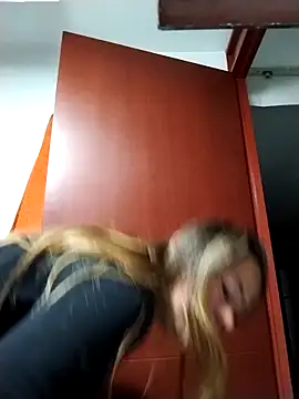 LaraCaliente online show from 17, 10, 2025