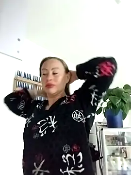 LaraCaliente online show from 4, 10, 2025