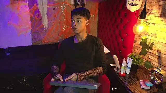 Snapshot of CoffeNaughty_nom chatting on 4, 11, 2025 CoffeNaughty nom online show from 4, 11, 2025