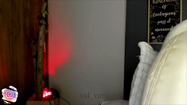 Snapshot of val_varago chatting on 3, 3, 2026 val varago online show from 3, 3, 2026