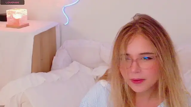 Lilith Bonheur online show from 2, 12, 2025