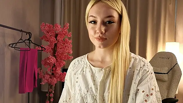 Snapshot of Flirty_lee chatting on 8, 10, 2025 Flirty lee online show from 8, 10, 2025