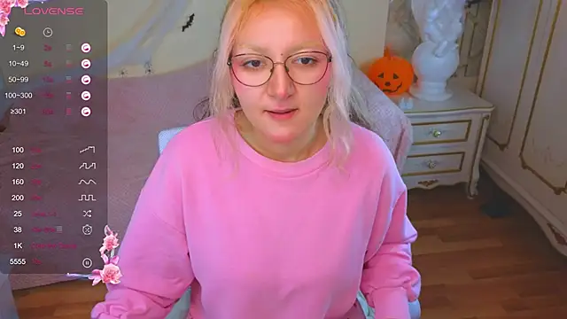 JuicyLullu online show from 6, 11, 2025