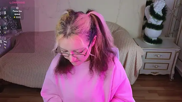 JuicyLullu online show from 17, 12, 2025