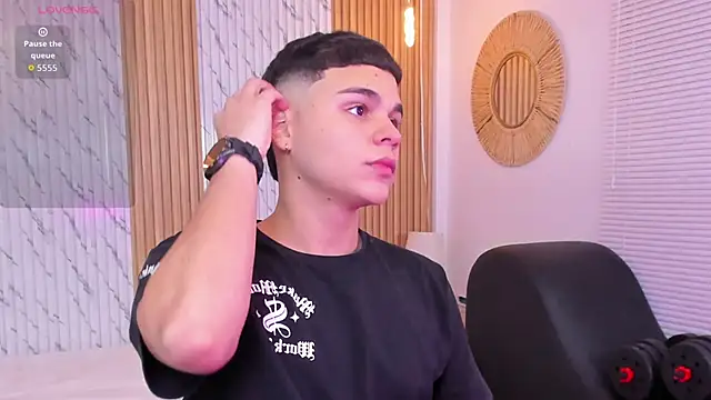 Snapshot of james_jonnes chatting on 14, 10, 2025 james jonnes online show from 14, 10, 2025