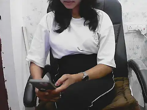 short girl  online show from 25, 2, 2026