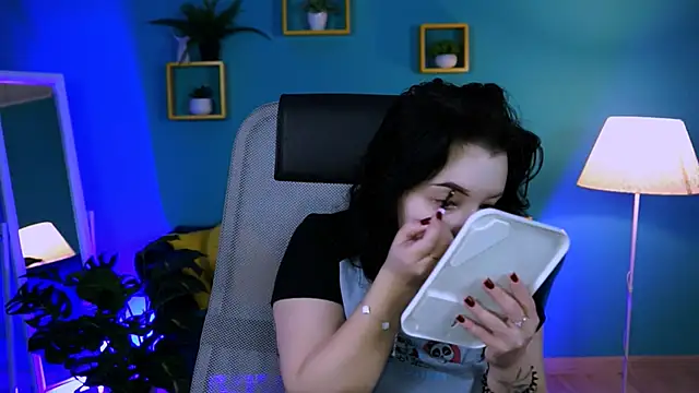 leslierowe  online show from 4, 11, 2025