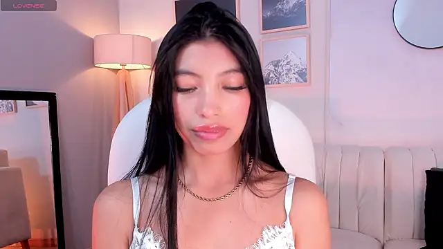 Tiffany Low online show from 28, 2, 2026