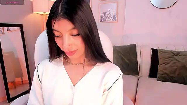 Tiffany Low online show from 25, 2, 2026