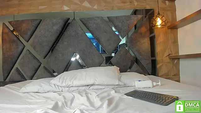 Scarlet  Jones  online show from 26, 9, 2025