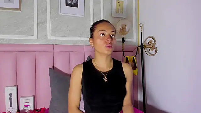 HoollyHendrix online show from 5, 1, 2026