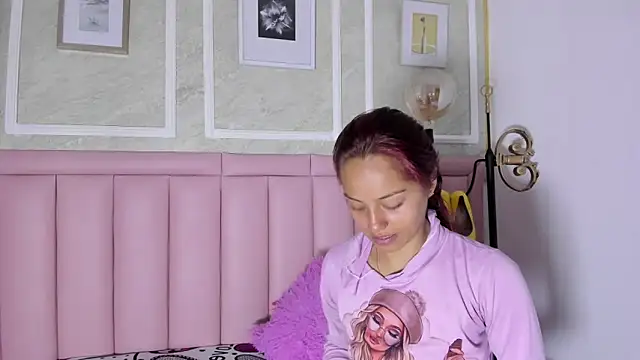 HoollyHendrix online show from 7, 1, 2026