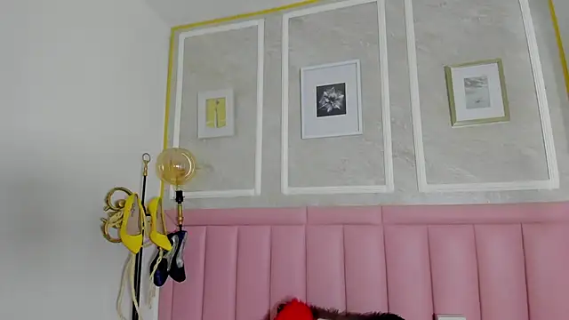 HoollyHendrix online show from 24, 2, 2026