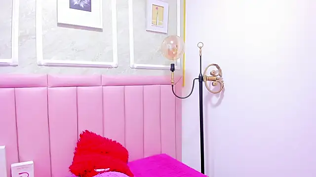 HoollyHendrix online show from 15, 12, 2025