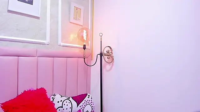 HoollyHendrix online show from 15, 11, 2025