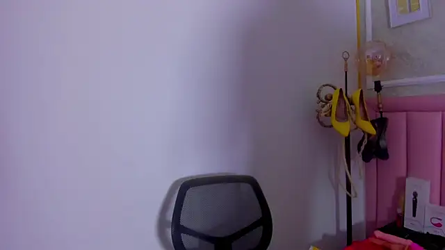 HoollyHendrix online show from 27, 2, 2026