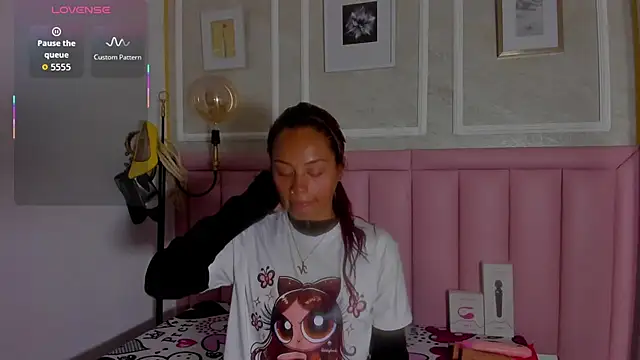 HoollyHendrix online show from 20, 2, 2026