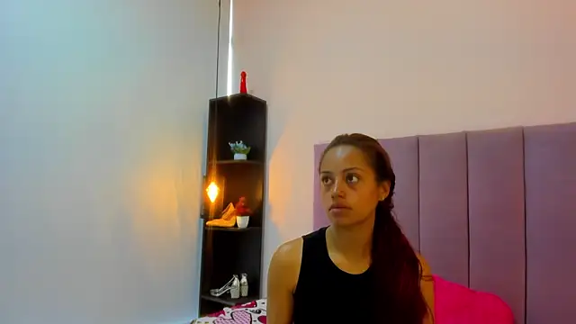 HoollyHendrix online show from 28, 11, 2025