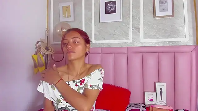 HoollyHendrix online show from 11, 2, 2026