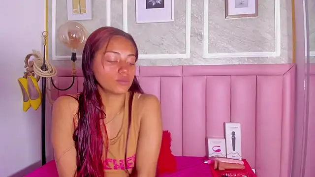 HoollyHendrix online show from 9, 2, 2026