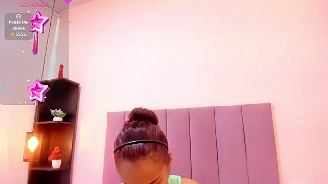 HoollyHendrix online show from 18, 11, 2025