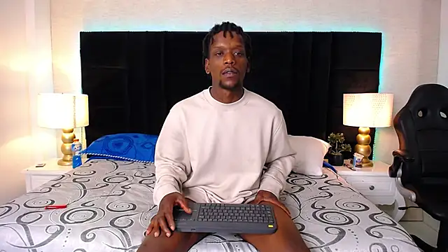 Snapshot of SkylerBigxxx chatting on 7, 5, 2026 SkylerBigxxx online show from 7, 5, 2026