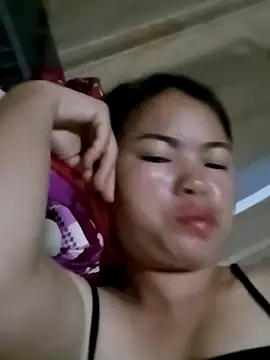 Snapshot of emly-xinh18 chatting on 12, 10, 2025 emly-xinh18 online show from 12, 10, 2025