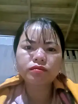 Snapshot of emly-xinh18 chatting on 25, 10, 2025 emly-xinh18 online show from 25, 10, 2025