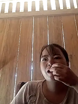 Snapshot of emly-xinh18 chatting on 19, 10, 2025 emly-xinh18 online show from 19, 10, 2025