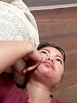 Snapshot of emly-xinh18 chatting on 3, 10, 2025 emly-xinh18 online show from 3, 10, 2025