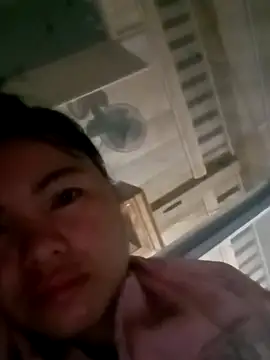 Snapshot of emly-xinh18 chatting on 10, 10, 2025 emly-xinh18 online show from 10, 10, 2025