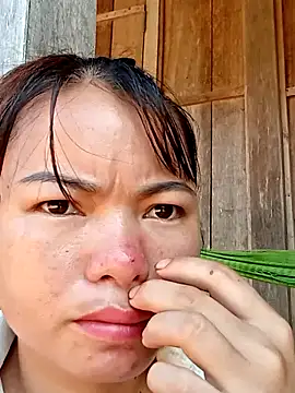 Snapshot of emly-xinh18 chatting on 20, 10, 2025 emly-xinh18 online show from 20, 10, 2025