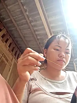 Snapshot of emly-xinh18 chatting on 7, 10, 2025 emly-xinh18 online show from 7, 10, 2025