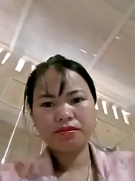 Snapshot of emly-xinh18 chatting on 31, 10, 2025 emly-xinh18 online show from 31, 10, 2025