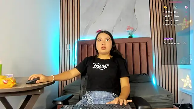 Snapshot of LunaWiill_ chatting on 29, 10, 2025 LunaWiill online show from 29, 10, 2025